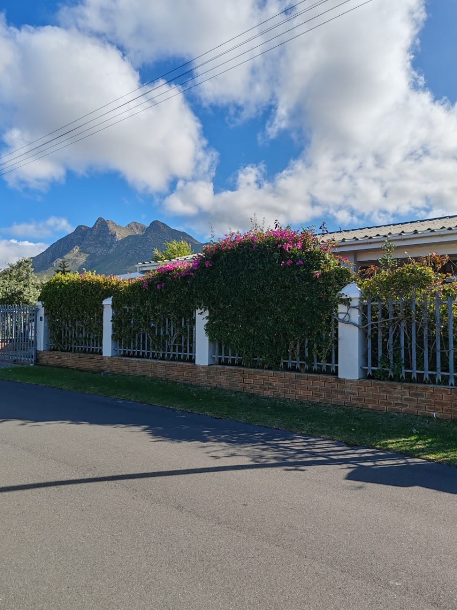 4 Bedroom Property for Sale in Klein Berlyn Western Cape